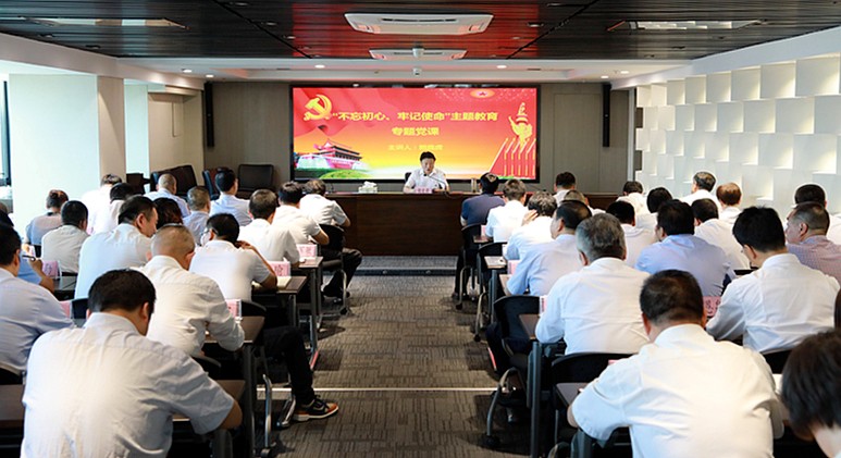 熊良虎在讲主题教育党课时指出：：不忘初心铸党魂、、切记使命勇继承，永做新时代高质量生长的奋斗者