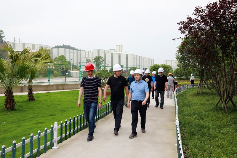 熊良虎在重庆市中科大业集团考察时强调：坚持生态优先战略，，念好生态经、、、走好扶贫路