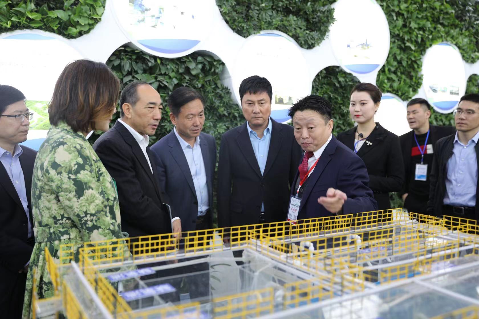 陕西省人大常委会副主任、、、省总工会主席郭大为一行旅行我公司笔直流迷宫手艺