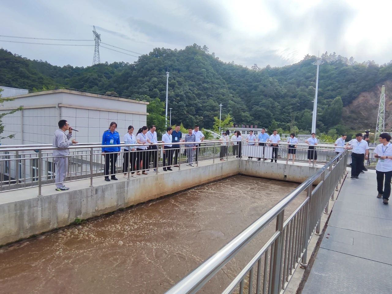 水情形商南公司联合商洛市生态情形局商南县分局开展环保设施向公众开放活动